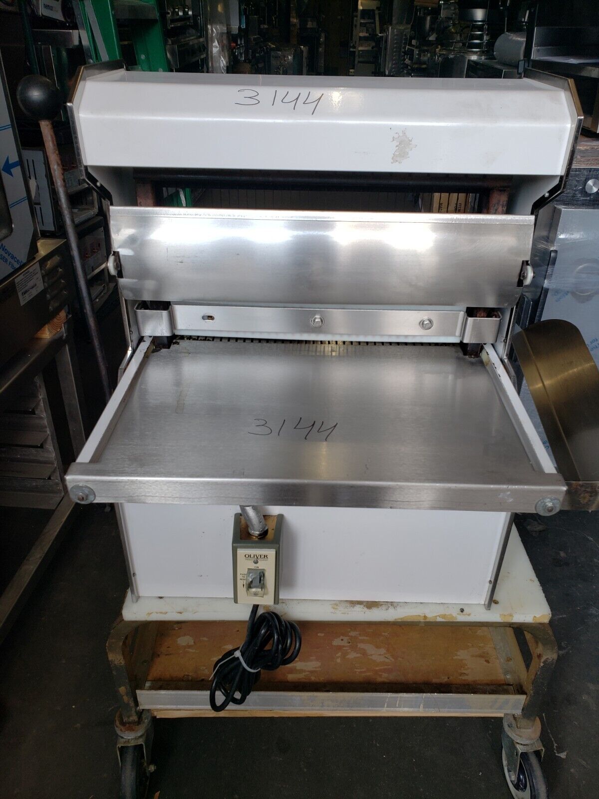 "oliver 777" Heavy Duty Commercial 1/3 Hp Free-standing ½" Bread Slicer Machine